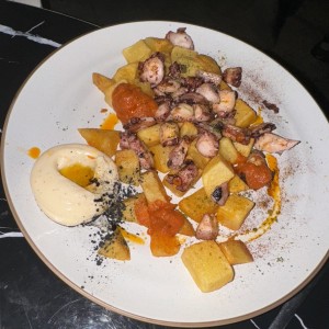 Papas bravas con pulpo 