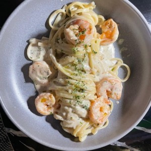 Linguinni con camarones en Salsa Blanca 