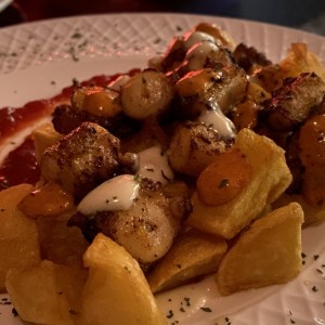Papas Bravas ,Pulpo a la Parrilla y Alioli Rotizado Negro