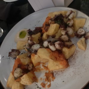 Papas bravas con pulpo