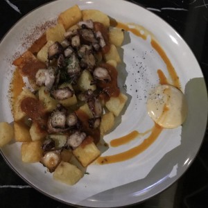 Papas Bravas ,Pulpo a la Parrilla y Alioli Rotizado Negro