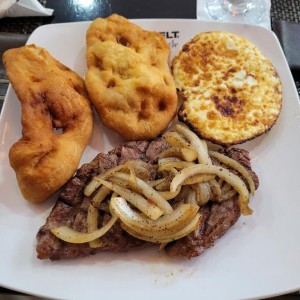 Bistec Encebollado, Hojaldres y Huevo Frito