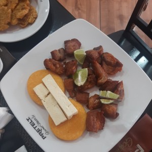 puerco frito con tortillas y queso blanco