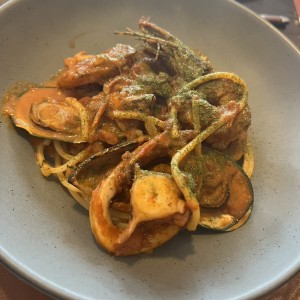 Pasta de mariscos en base de vino