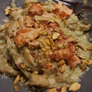 Fetuchinni con camarones nueces y pistacho 