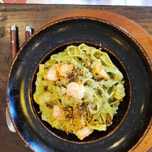 Fettuccine al pesto con camarones