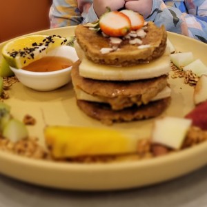 pancakes con miel, frutas y granola