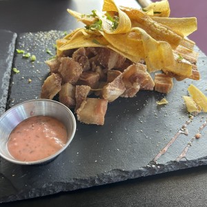 Chicharrones con salsa de ciruela traqueadora