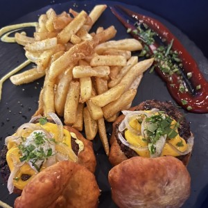 Hamburguesa de Hojaldre con Puerco Ahumado y crema de Aguacate y Mango con papas Fritas (2 und)