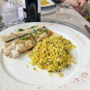 Filete de pescado a la plancha con arroz de colores 