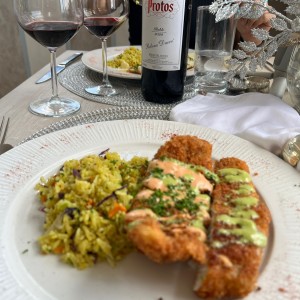 Filete de pescado frito con arroz de colores 