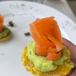 Patacones con salmon ahumado 