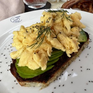 Tostada de aguacate y huevos