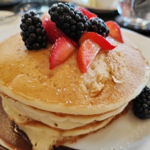 Pancakes de Buttermilk, Frutos Rojos, Sirope de Maple