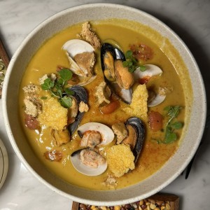 Sopa de garbanzos y mariscos