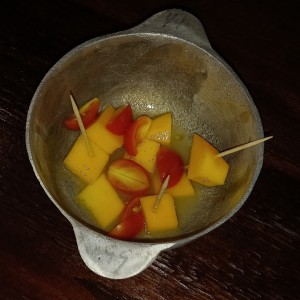 mango con tomate cherry