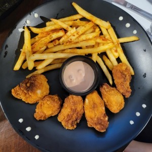 Deditos de pollo con papas fritas