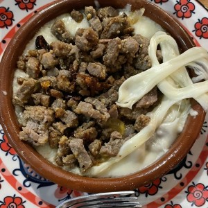 Queso fundido con carne