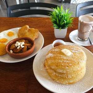 la Cacerolita + pancakes Plain y chocolate caliente