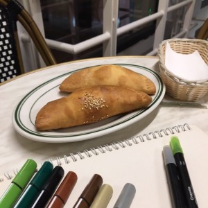 Empanada de pollo y de queso. 