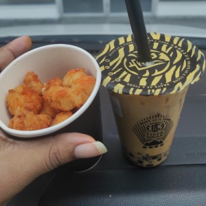 Chicken Popcorn de queso y Boba Cafe Latte