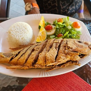 Pargo frito con arroz blanco 