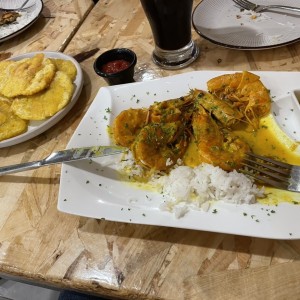 Langostinos al curry con patacones 