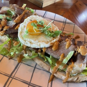 Tostada de Brisket a Caballo