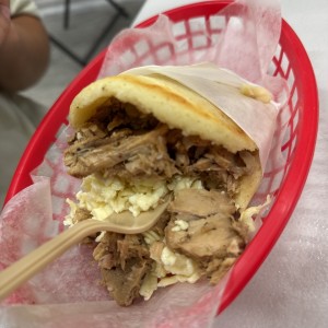 Arepa de pernil y queso 