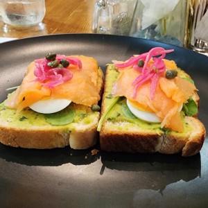 Tostada de Salmon