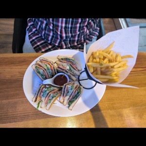 Platos Fuertes - Club Sandwich