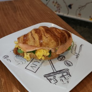 Croissant de salmon huevo