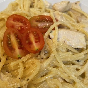 Pasta con salsa blanca con pollo