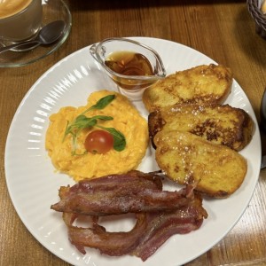 Huevos al Gusto con Tostada