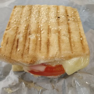 Panini de jamón con queso mozarella 