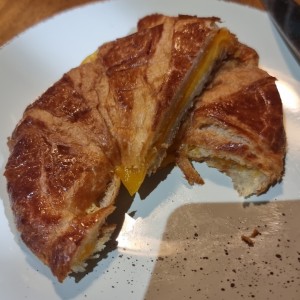 Croissant con queso (Mozzarella,Cheddar o Nacional)