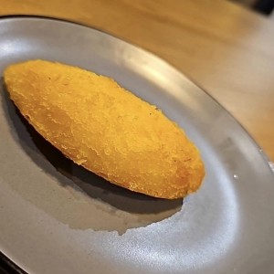 Empanada de maiz con queso, pollo y carne