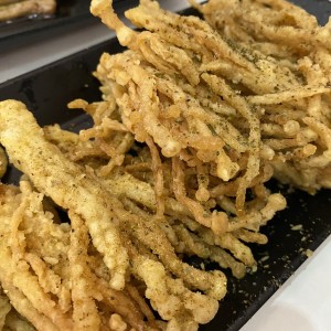 Hongos Enoki fritos 