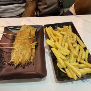 Brocheta de hongo chino y papas fritas con paprika