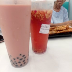 bubble tea y jugo de frutas 