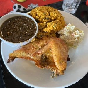 Arroz con Pollo, lentejas, ensalada de papas y pollo al horno