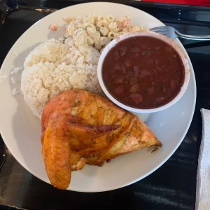 Arroz blanco, pollo al horno, ensalada de coditos y porotos