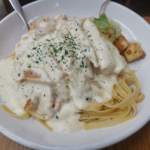 pollo con spaghetti en salsa Alfredo