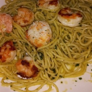 espaguetti con salsa pesto y camarones