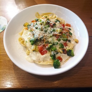 Fettuccine Alfredo con vegetales