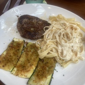 Salomillo con pasta alfredo