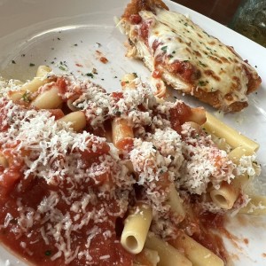 Milanesa de pollo con pasta