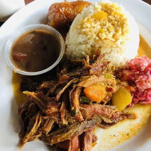 Ropa vieja, arroz, porotos y ensalada.