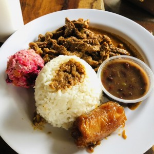 Bistec pocado, arroz, porotos y ensalada de papas