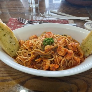 Pasta de camarones a la pomodoro